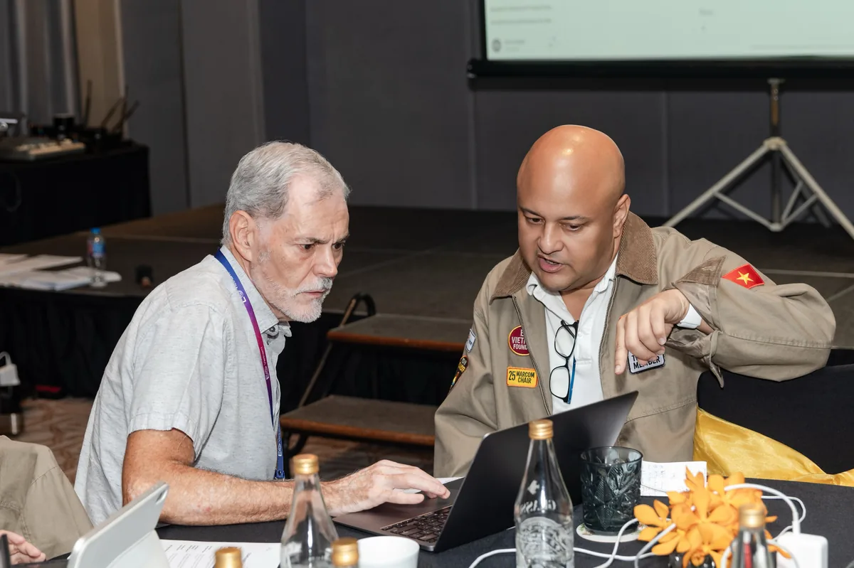 Dave Hajdu coaching a leader one-on-one at a laptop