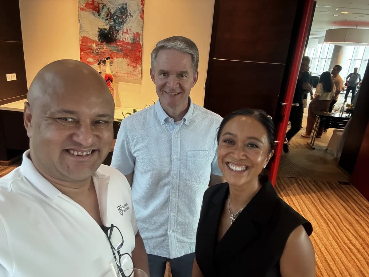 Dr Holtom, Dave, and Dao Nguyen at the front of the class with the Georgetown EMBA students